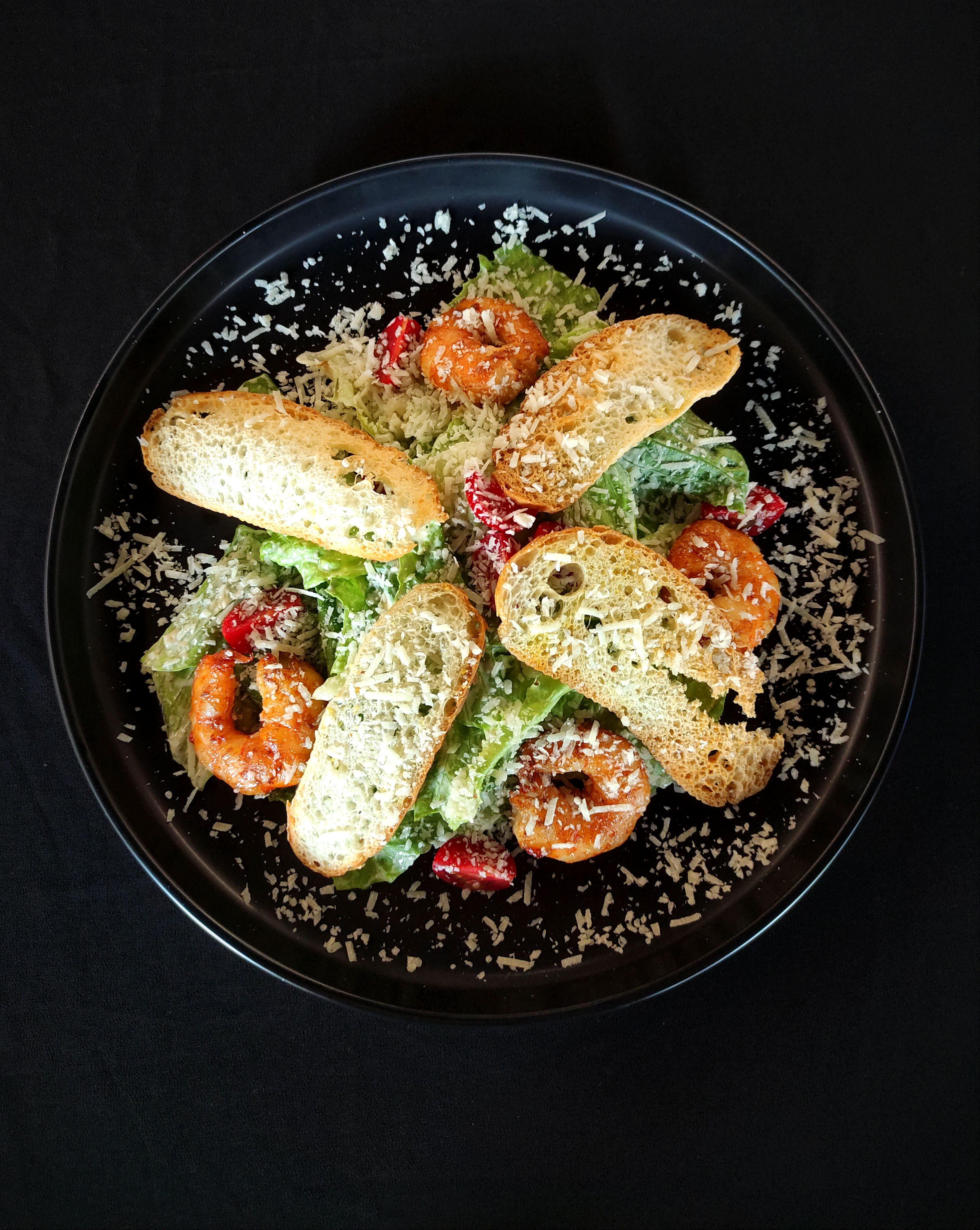 салат Цезарь с креветками