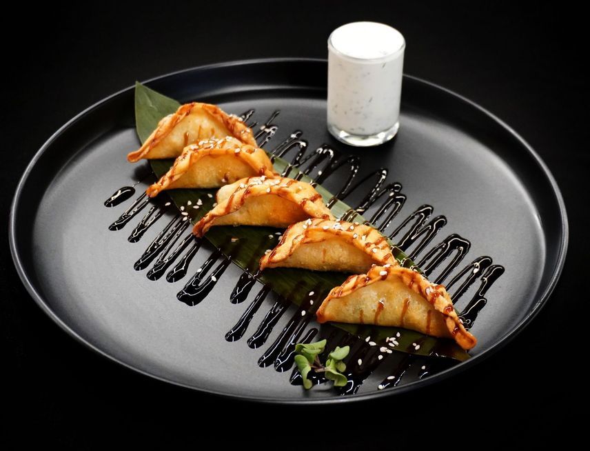 Гёдза на листе бамбука