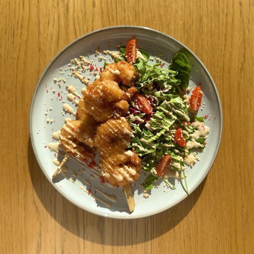 Креветки темпура на подушке из микс-салата с соусом от Шефа